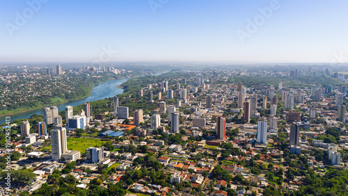 Foto Aerial skyline of Foz do Iguaçu with Paraná River separating Brazil from Ciudad del Este skyline in Paraguay