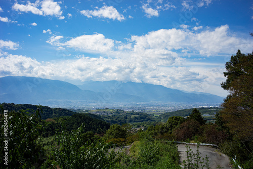 夏の山梨県中央市と南アルプス市と街並み