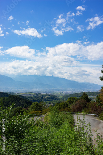 夏の山梨県中央市と南アルプス市と街並み