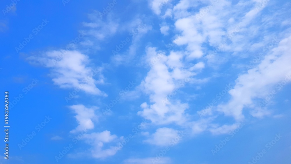 Fototapeta premium Calming blue sky with white clouds