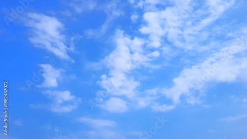 Cuadro en lienzo Calming blue sky with white clouds