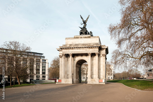Canvas Print Wellington arch monument standing in london park landscape