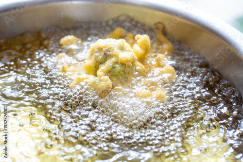 天婦羅、　フキノトウの天ぷら、 料理風景