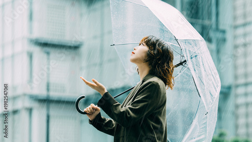 Foto 雨の日に傘をさす日本人女性・ビジネスウーマンのイメージ, Japanese Businesswoman with Umbrella on Rainy Day
