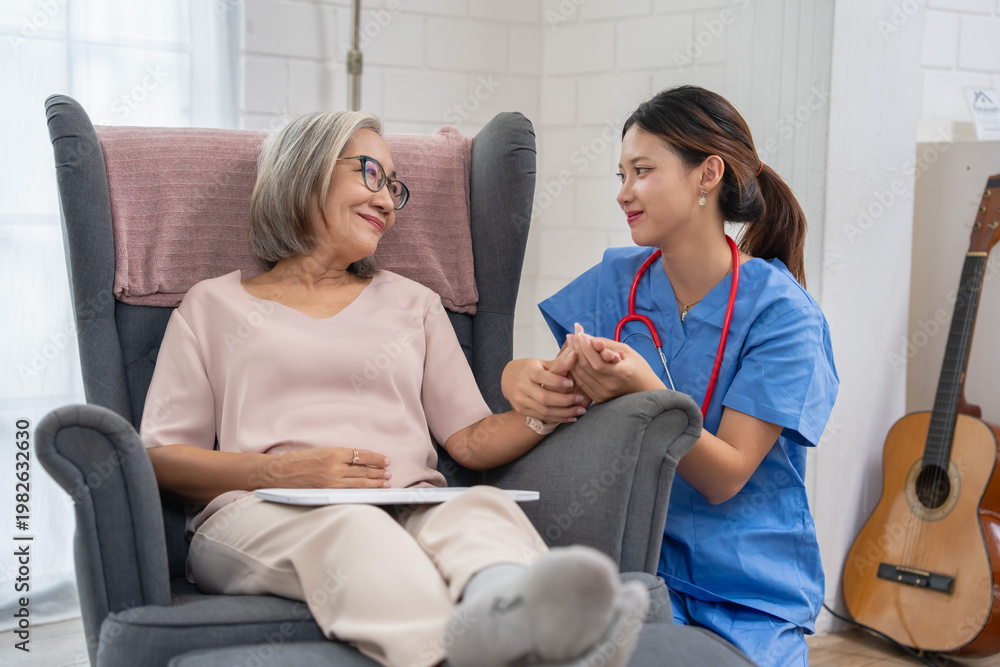 Obraz premium Nurturing support nurse engaging with elderly patient at home caring environment emotional connection warm viewpoint