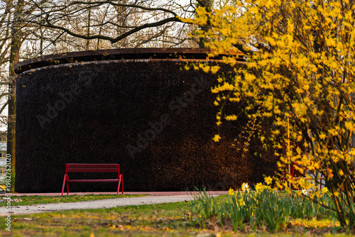Wiosenny park  w Czechowice Dziedzice z kwitnącymi drzewami i ciepłym światłem słonecznym