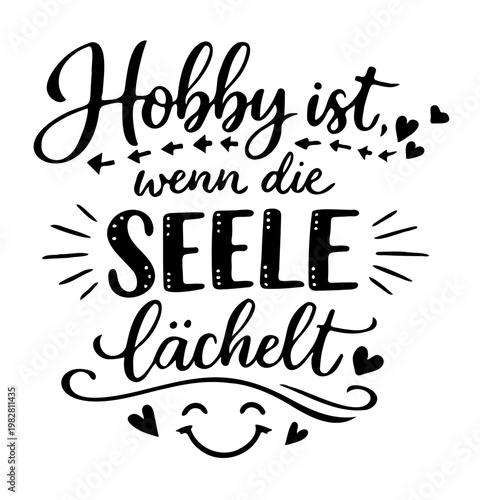 Handgezeichnetes Lettering mit deutschem Text: Hobby ist, wenn die Seele lächelt. Doodle Illustrationen die unter anderem ein lächelndes Gesicht darstellen, unterstreichen die Botschaft. 