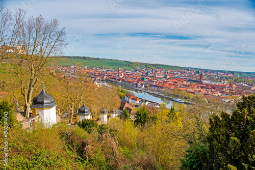 Blick von der Wallfahrtskirche Käppele auf das historische Zentrum von Würzburg, Deutschland