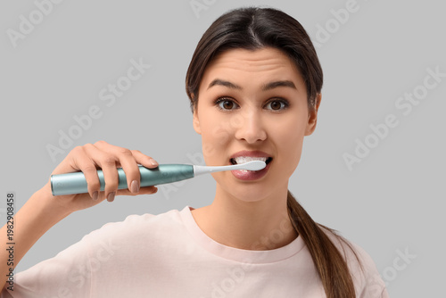 Young woman brushing teeth ...