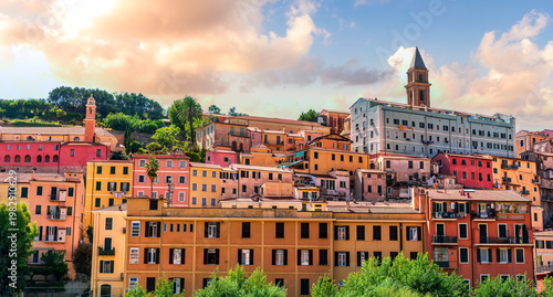 Φωτογραφία scenic cityscape of beautiful italian town Ventimiglia on a France boundary with
