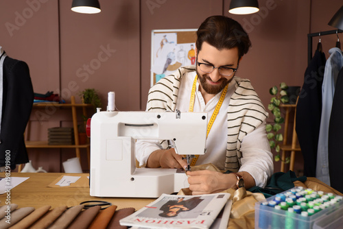 Male fashion designer sewin...