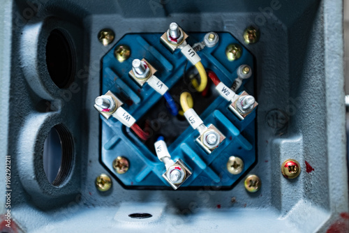 Foto Internal view of an industrial electric motor terminal box, showing three-phase