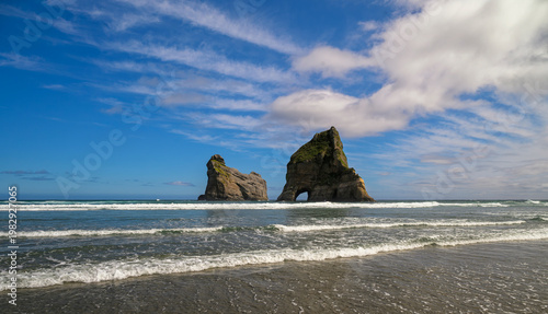 Tableau sur toile Wharariki beach archway islands and tasman sea waves, new zealand