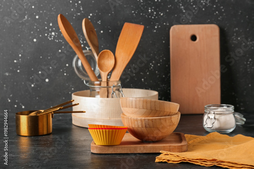 Different baking utensils o...