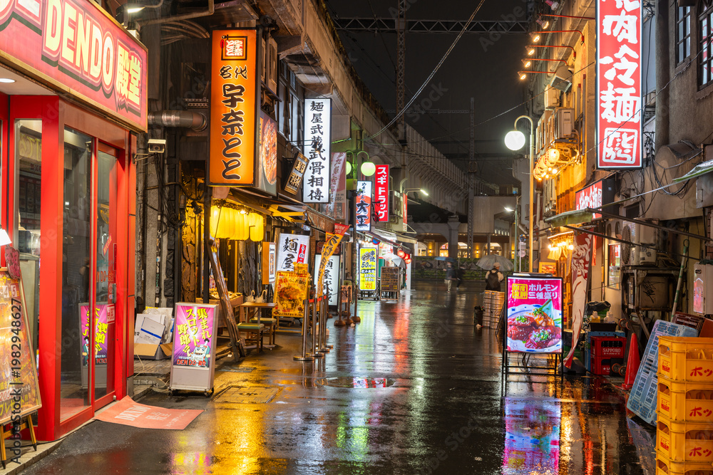 Obraz premium 雨に濡れる上野の飲食街夜景 Rainy night street with neon lights in Ueno, Tokyo