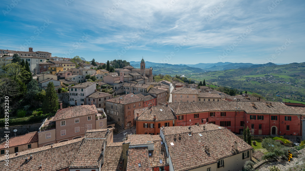 Naklejka premium Italy, 10 April 2026: Medieval village Verucchio with Rocca Malatestiana on hilltop, Valmarecchia landscape Rimini Emilia Romagna, historic borgo architecture, scenic view