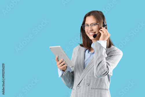 Female technical support ag...