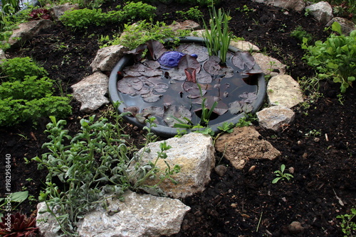 Kräuterspirale mit Miniteich