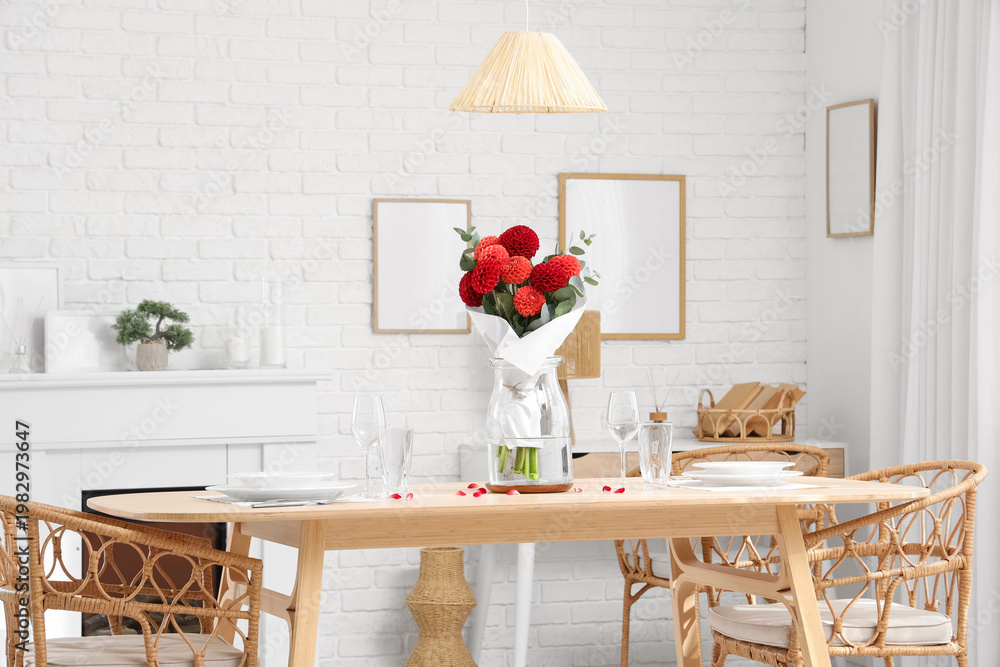 Naklejka premium Vase with beautiful dahlias on dining table in living room