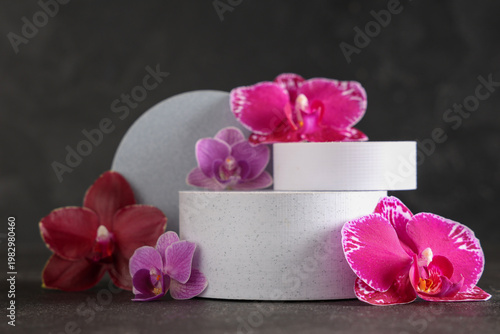 Decorative podiums with bea...