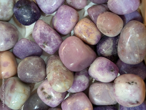 Bild auf Leinwand Polished Lilac Pink Tumbled Gemstones Macro
