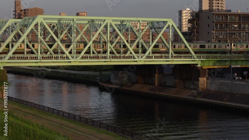 夕暮れに鉄橋を渡る列車