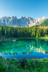 Deken met foto Meer Lago di Carezza turquoise water zonsopgang Dolomieten  © samael334