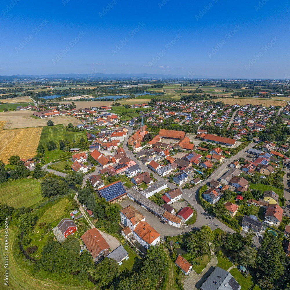 Fototapeta premium Die Ortschaft Atting nahe Straubing in Niederbayern aus der Vogelperspektive