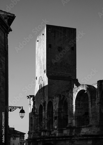 Arles , cité romaine , les arènes et sa tour fortifiée , dans le centre ville , amphithéâtre  romain  en Camargue 