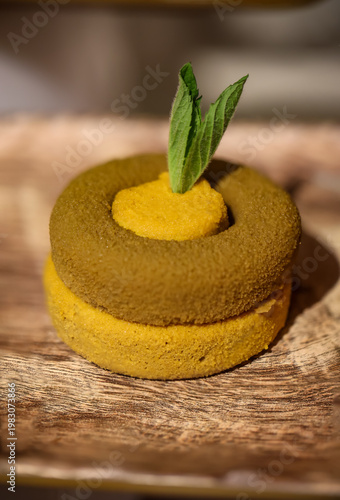 Eine appetitlich zubereitete Süßspeise, Kuchen.