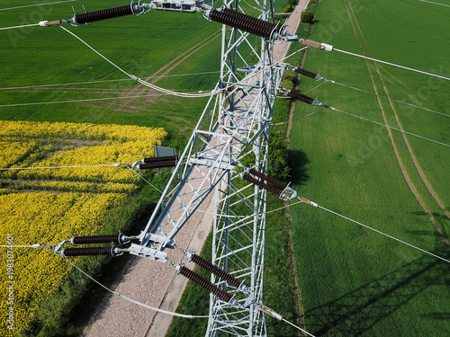 Ein Dronenbild einer Hochspannungsleitung von oben betrachtet.