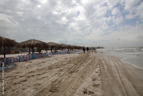 Bild auf Leinwand The Beach on a Cloudy Day