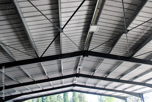 Fotografia Charpente métallique sur hangar, bâtiment, panneaux sandwich isolants couverture
