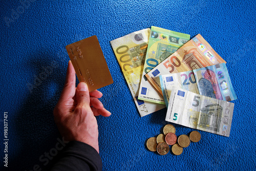Fotografie Tarjeta de crédito oro en plástico y dinero en efectivo cash en billetes de euro