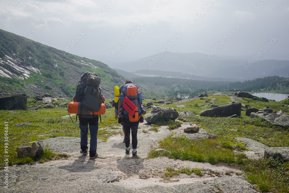 Fototapeta premium Hikers in the Ergaki Nature Reserve