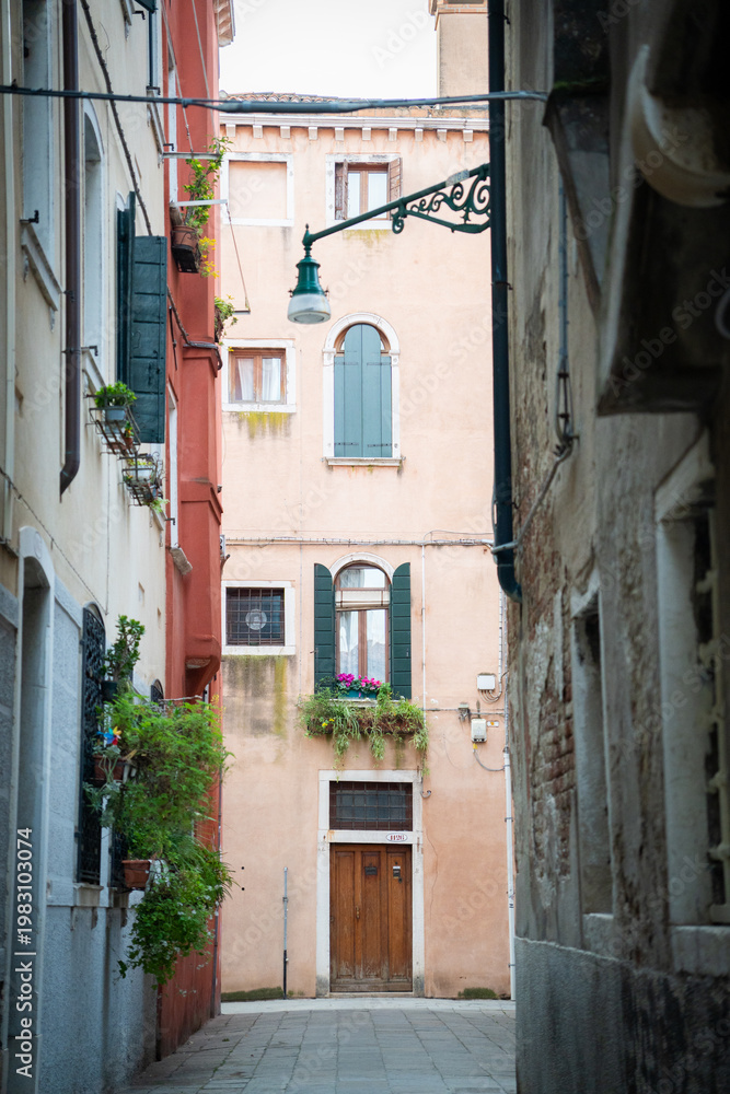 Obraz premium narrow street in venice italy