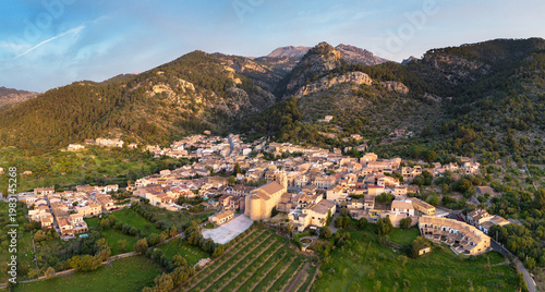 Foto Old rural Mallorca at sunrise - Caimari village with mountain, Raiguer region, M