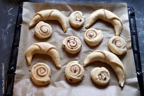 Ungebackene Nusshörnchen und Schneckennudeln