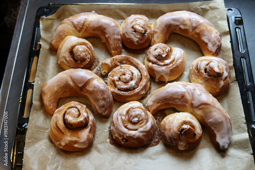 Gebackene und glasierte Nusshörnchen und Schneckennudeln