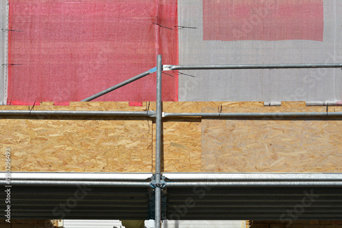 Foto A detail view of metal scaffolding poles and connections securing oriented stran