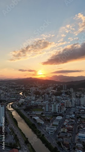 Vídeo em Hyperlapse pôr do sol em Brusque, Santa Catarina.
Captado com drone em 06/02/2026.
Arquivo bruto, sem edição, preservando toda a qualidade original para tratamento.