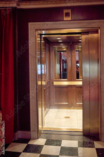 Φωτογραφία Open vintage elevator with mirrored interior