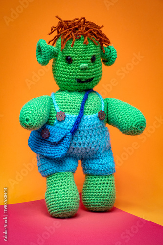 Niño ogro de ganchillo con bandolera azul, muñecos divertidos para niños.