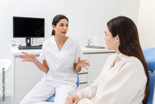 Quadro su tela Doctor discusses treatment options with a patient in a modern clinic setting