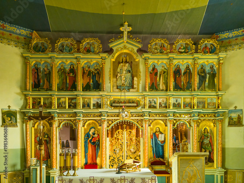 Foto Ornate church altar with iconostasis and religious paintings interior Smerkowiec