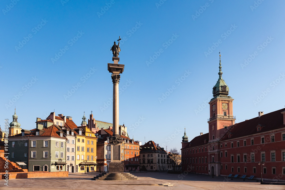 Fototapeta premium Sigismund Column and Royal Castle square in Warsaw Old Town under clear blue sky