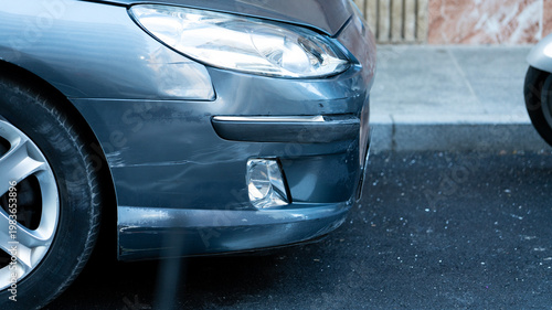 Foto Scratched car bumper and headlight damage close up vehicle