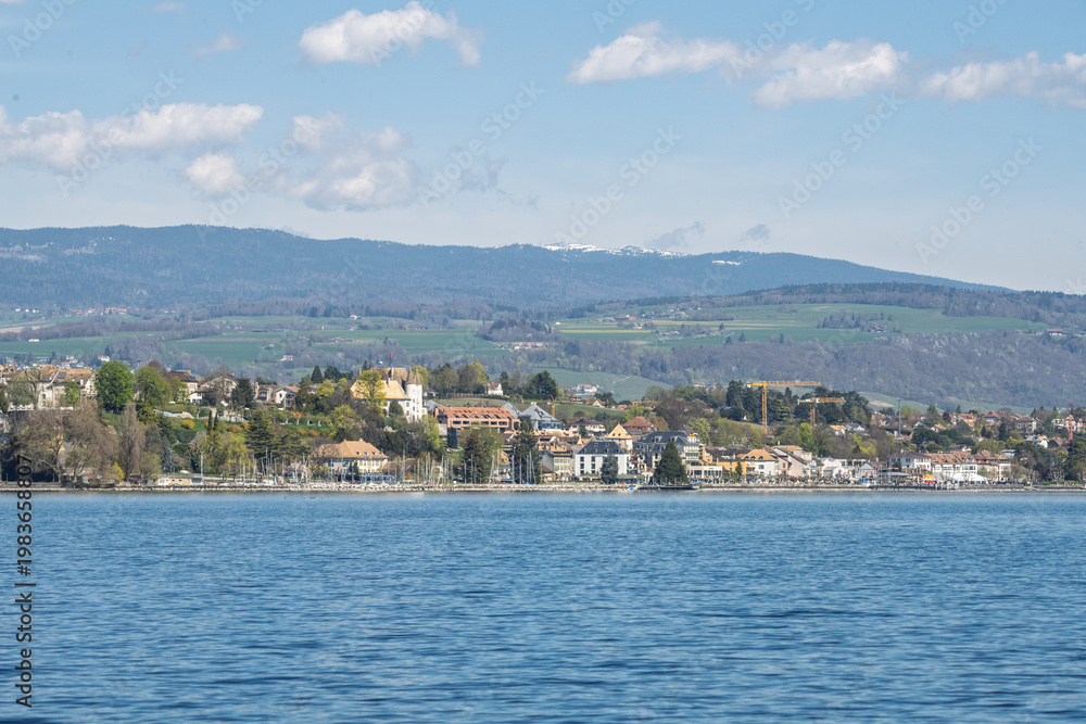 Fototapeta premium Vue de la ville de Nyon depuis le lac Léman avec le massif du Jura en arrière-plan