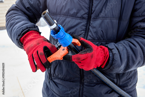 Use of ratchet pipe cutter when working with HDPE pipes.