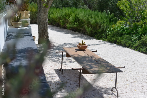 tavolino nel giardino di una casa in campagna in puglia